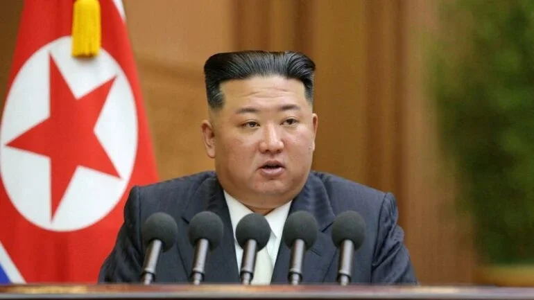 Kim Jong-un vai à Rússia negociar armas com Putin, diz jornal
