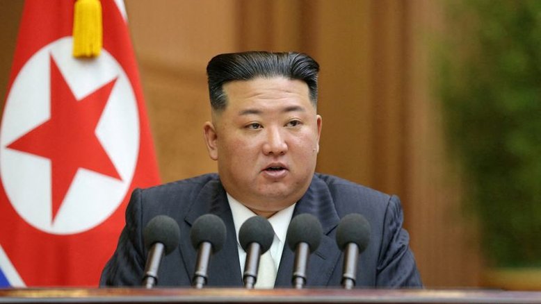Kim Jong-un vai à Rússia negociar armas com Putin, diz jornal