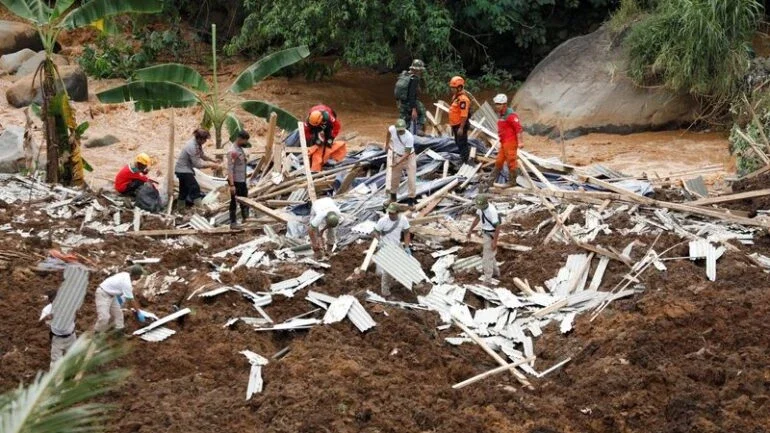 Terremoto na Indonésia mata ao menos 268 pessoas, muitas delas crianças