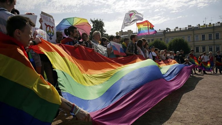 Parlamento russo aprova lei que proíbe "propaganda LGBT" entre adultos