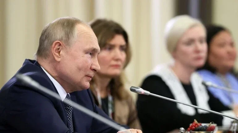 Putin ataca notícias "falsas" da internet em reunião com mães de soldados russos