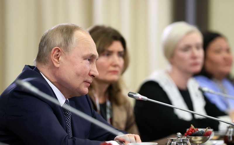 Putin ataca notícias "falsas" da internet em reunião com mães de soldados russos