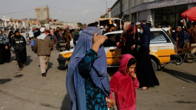 Tratamento dado pelo Taliban às mulheres pode ser crime contra a humanidade, dizem especialistas da ONU