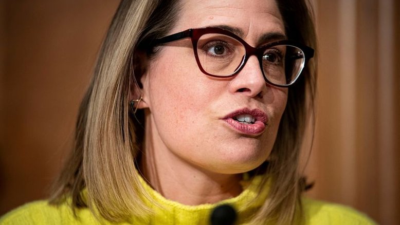Kyrsten Sinema deixa Partido Democrata, aumentando drama sobre margem apertada no Senado dos EUA
