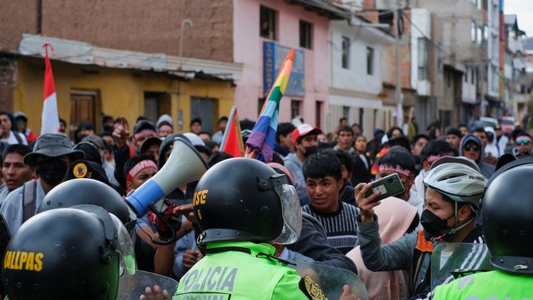 Peru registra protestos inflamados com agravamento de crise política