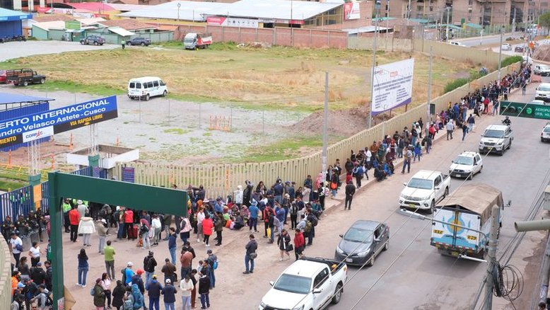 Protestos no Peru bloqueiam estradas e forçam o fechamento de cinco aeroportos