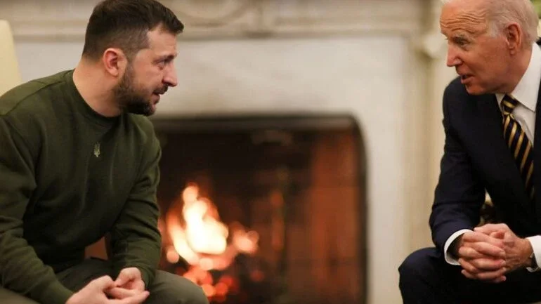 Zelensky oferece a Biden medalha militar de capitão ucraniano de armamento dado pelos EUA