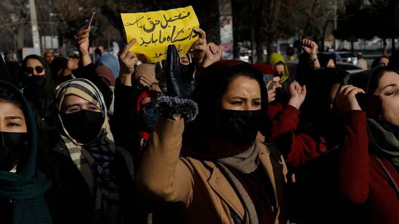 Ministro do Taliban defende proibição de mulheres em universidades apesar de críticas pelo mundo