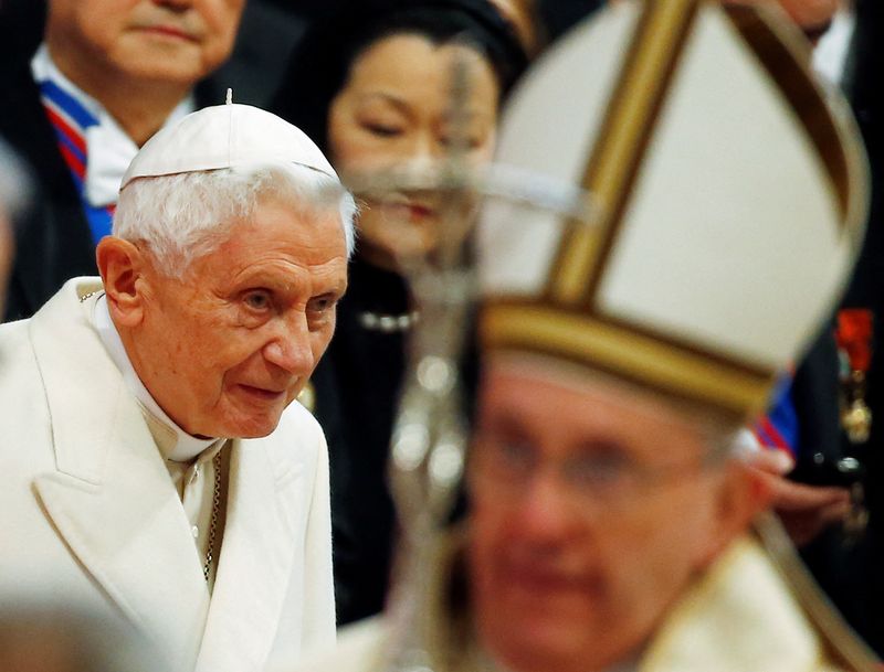 Papa emérito Bento 16 segue em estado grave, mas estável, diz Vaticano
