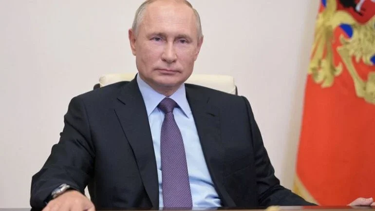 Putin diz a Macron que Rússia alcançará seus objetivos na Ucrânia