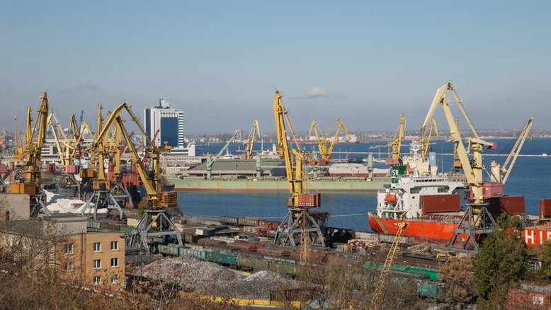 Navio cargueiro afunda em Odessa após explosão, há tripulantes desaparecidos, diz encarregado
