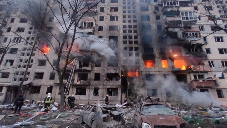 Bloco de apartamentos em Kiev é bombardeado; negociações de paz começam na Ucrânia