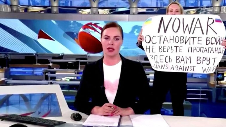 Kremlin chama protesto antiguerra na TV estatal de "hooliganismo"