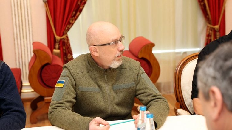 Rússia usa Belarus como centro logístico em guerra na Ucrânia, diz ministro ucraniano