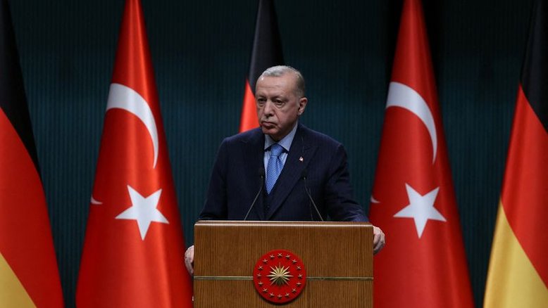 Em telefonema com Putin, Erdogan se oferece para sediar encontro com Zelenskiy
