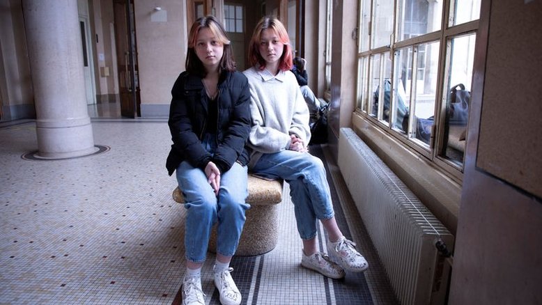 Vídeo: Depois de fugir de Kiev, gêmeas de 15 anos estudam para recuperar o atraso em escola de Paris