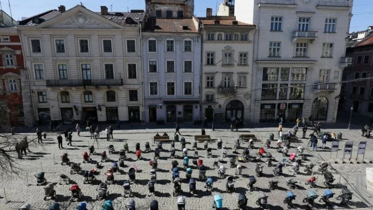 Na Ucrânia, carrinhos de bebê vazios simbolizam crianças mortas na guerra