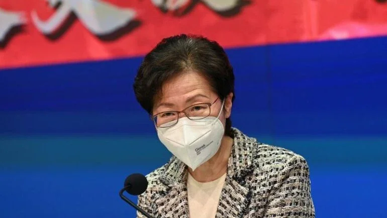 Hong Kong deve revisar restrições contra Covid-19 em meio à queda no número de casos