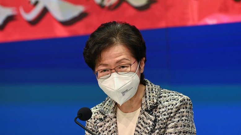 Hong Kong deve revisar restrições contra Covid-19 em meio à queda no número de casos