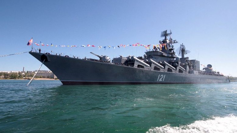Rússia diz que cruzador Moskva afundou após incêndio