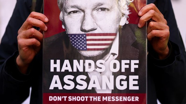 Juiz britânico envia caso de extradição de Assange à ministra do Interior