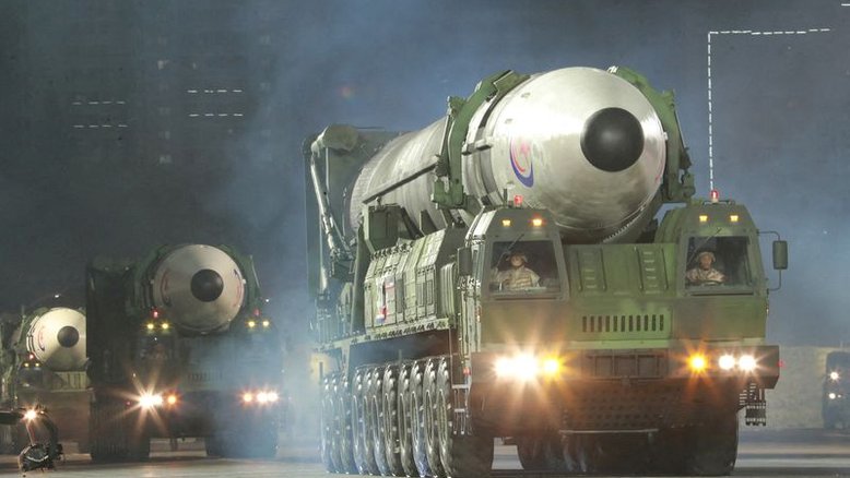 Coreia do Norte exibe mísseis e promete aumentar arsenal nuclear