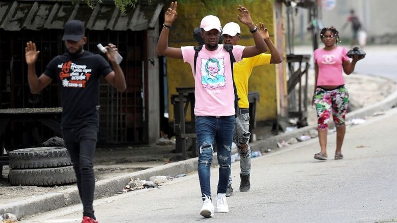 Famílias haitianas fogem de casa durante onda de violência em Porto Príncipe