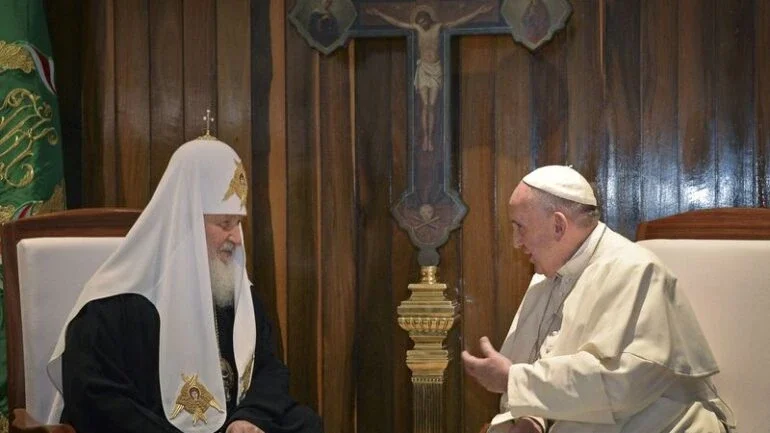 Igreja Ortodoxa Russa repreende papa Francisco após comentário sobre "coroinha de Putin"