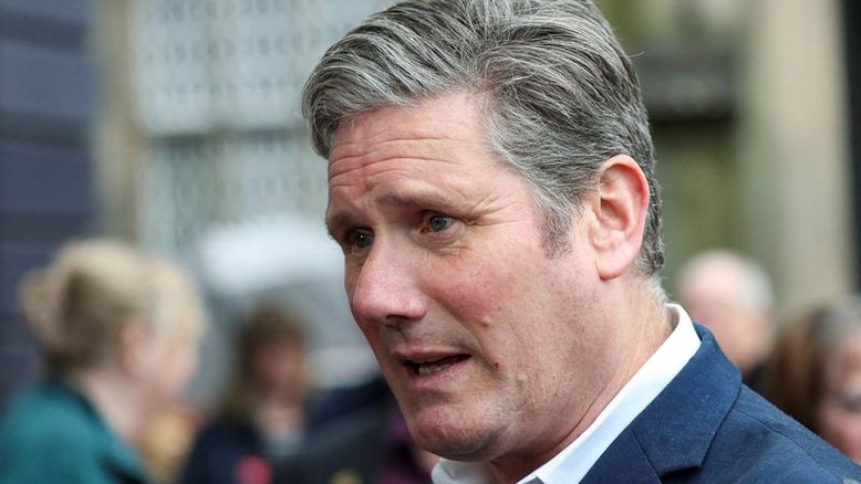 Líder do Partido Trabalhista do Reino Unido, Keir Starmer, fala com jornalistas em Carlisle, no Reino Unido; zelensky