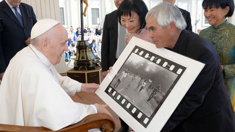 Fotógrafo vietnamita entrega ao papa famosa foto da “menina do napalm”
