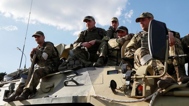 Cerco a Mariupol parece ter chegado ao fim, com soldados ucranianos saindo das ruínas