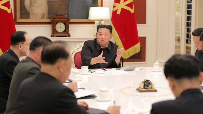 Líder norte-coreano critica "imaturidade" de autoridades em resposta à Covid