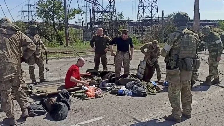 Rússia divulga vídeos de soldados de Azovstal no hospital após rendição