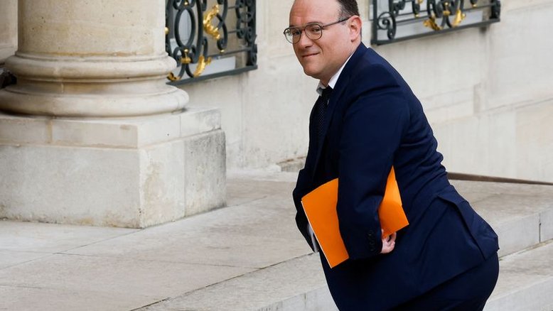 Acusações de estupro contra ministro francês ofuscam retomada do governo Macron