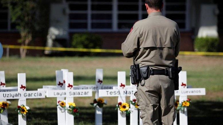 Vídeos gravados durante massacre no Texas mostram pais desesperados por ação mais rápida da polícia