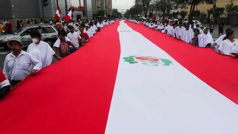 Peruanos marcham pela paz enquanto país espera novos protestos após impeachment