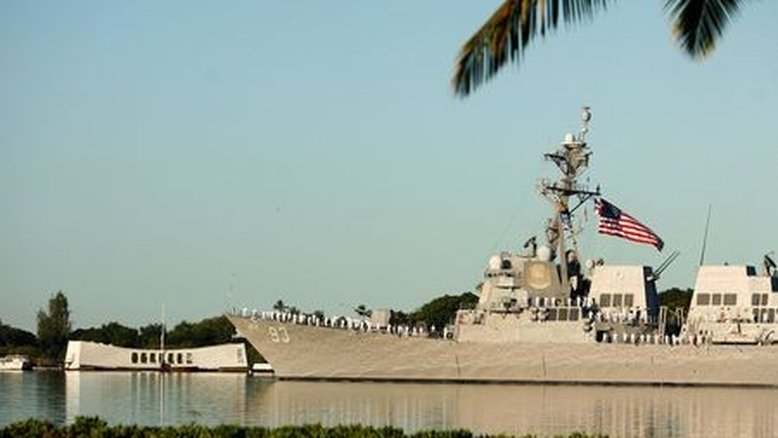 Navio militar dos EUA navega pelo Estreito de Taiwan e irrita China
