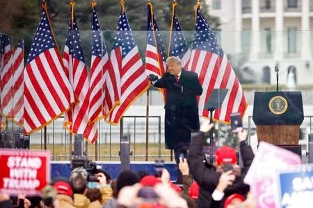 Família de policial morto após invasão do Capitólio processa Trump