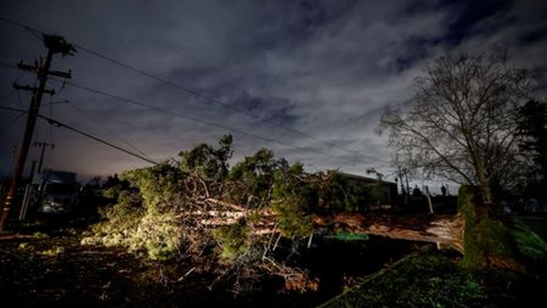 Tempestade na Califórnia deixa mais de 560 mil casas sem energia; tempo ruim deve perdurar
