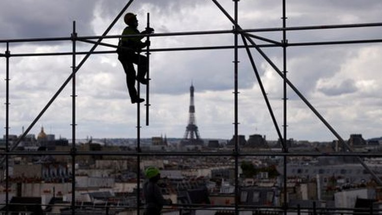 Macron avança com reforma previdenciária conforme aumenta descontentamento francês