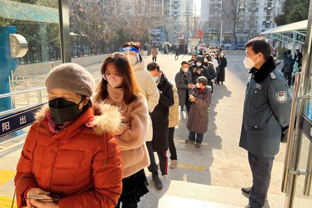 Chineses correm para renovar passaporte com fim das restrições por Covid