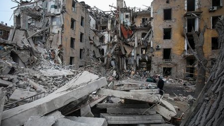 Míssil russo destrói prédio de apartamentos e deixa 3 mortos, líderes da UE visitam Kiev