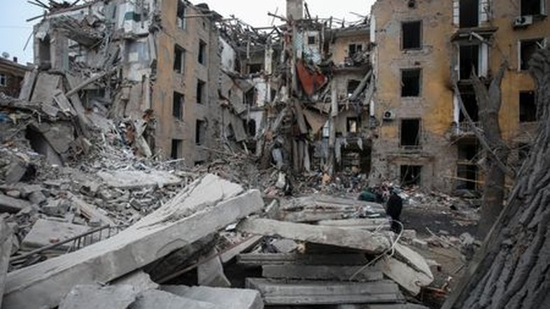 Míssil russo destrói prédio de apartamentos e deixa 3 mortos, líderes da UE visitam Kiev