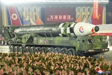 Coreia do Norte exibe maior número de mísseis nucleares em desfile noturno