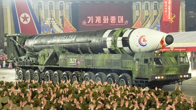 Coreia do Norte exibe maior número de mísseis nucleares em desfile noturno