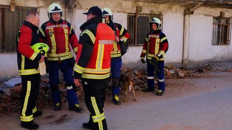 Especialistas de resgate ucranianos voam da zona de guerra para salvar vidas na Turquia