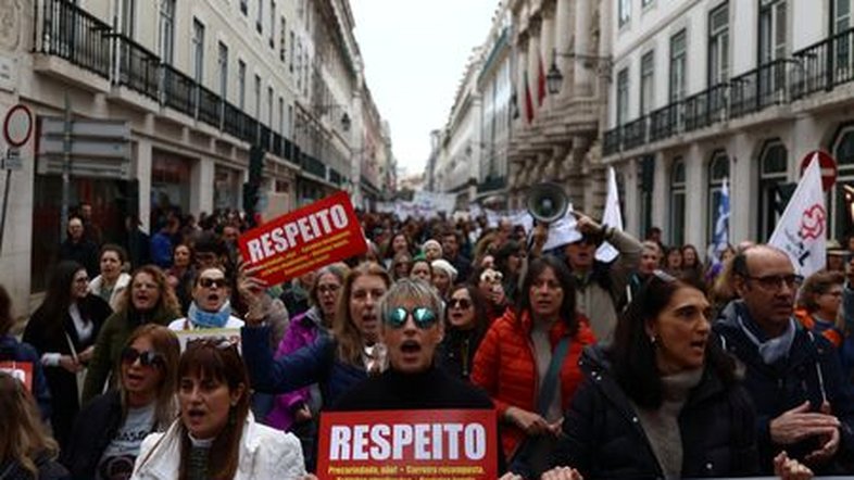 Professores de Portugal vão às ruas protestar por melhores salários