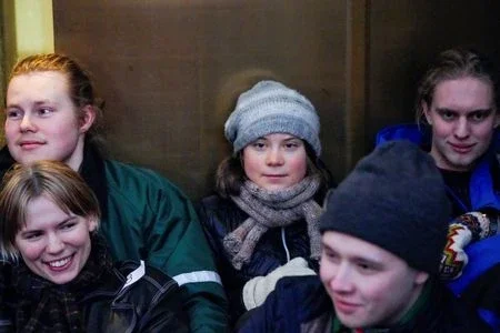 Greta Thunberg e manifestantes indígenas bloqueiam entrada de Ministério da Energia da Noruega