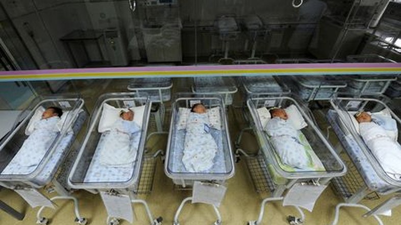 Conselheira médica do governo chinês defende congelamento de óvulos de mulheres solteiras após queda da natalidade