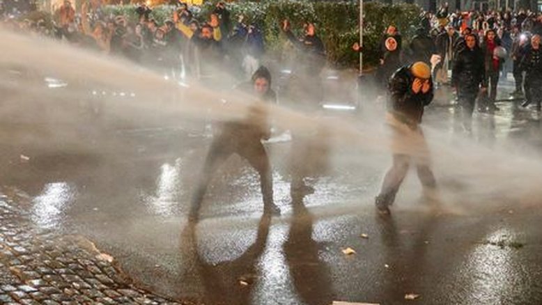Manifestantes na Geórgia jogam pedras e coquetéis molotov em policiais em protesto contra nova lei